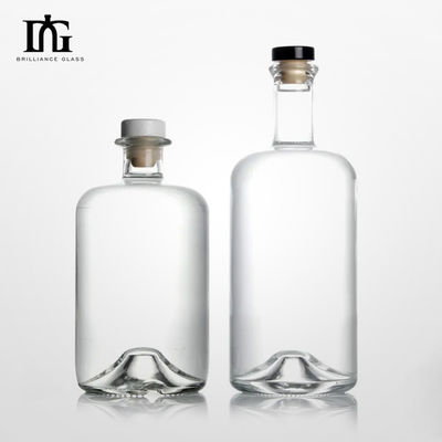 위스키 750ml 맑은 플린트 유리 병 클래식 원형 디자인과 유리 목걸이
