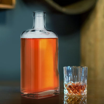 700ml 및 750ml 용량의 클래식 디자인 유리 병에 새겨진 사용자 지정 로고