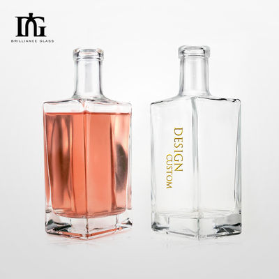 용납 OEM/ODM 위스키 진 보드카 스피릿 선택을위한 700ml 사각형 모양의 유리 병