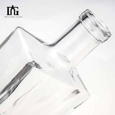 용납 OEM/ODM 위스키 진 보드카 스피릿 선택을위한 700ml 사각형 모양의 유리 병
