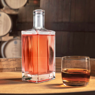용납 OEM/ODM 위스키 진 보드카 스피릿 선택을위한 700ml 사각형 모양의 유리 병