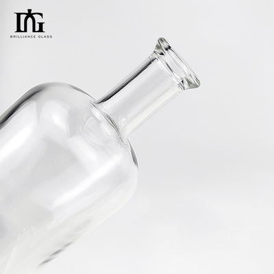 위스키 750ml 맑은 플린트 유리 병 클래식 원형 디자인과 유리 목걸이