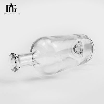 위스키 750ml 맑은 플린트 유리 병 클래식 원형 디자인과 유리 목걸이