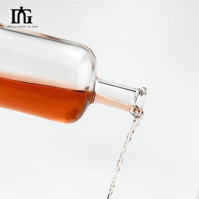 위스키 750ml 맑은 플린트 유리 병 클래식 원형 디자인과 유리 목걸이