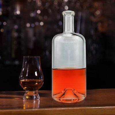 위스키 750ml 맑은 플린트 유리 병 클래식 원형 디자인과 유리 목걸이