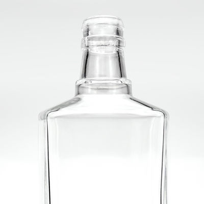 받아 들일 수 있는 고객 로고 유리 병 삼각형 모양 650ml 코크와 함께 술 위스키