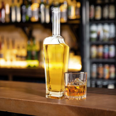 술 및 음료 380ml 스크루 캡 칼라가 있는 선명한 유리 병 재료 유리