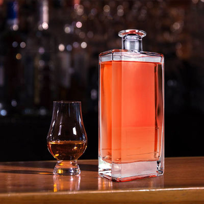500ml/700ml/750ml 독보적인 사각형 모양과 산 바닥 디자인을 가진 VODKA 유리 병