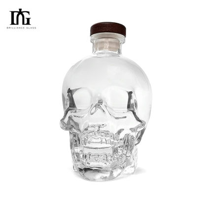 700ml 용량의 맑은 술 병, 두개골 모양과 코크 밀폐 유형이 새겨져 있습니다