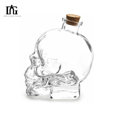700ml 용량의 맑은 술 병, 두개골 모양과 코크 밀폐 유형이 새겨져 있습니다