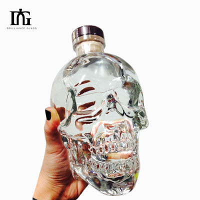700ml 용량의 맑은 술 병, 두개골 모양과 코크 밀폐 유형이 새겨져 있습니다