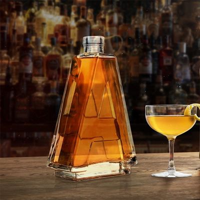 조각 표면 처리 50cl 맑은 빈 위스키 보드카 코크가 있는 유리 병