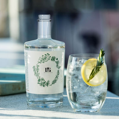 맞춤 녹화 된 핫 스탬핑 유리 병 700ml 750ml 위스키 보드카 두꺼운 바닥