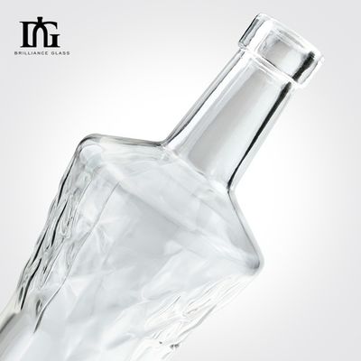맑은 빈 브랜디 위스키 럼 진 음료 와인 유리 코크가 있는 술 병