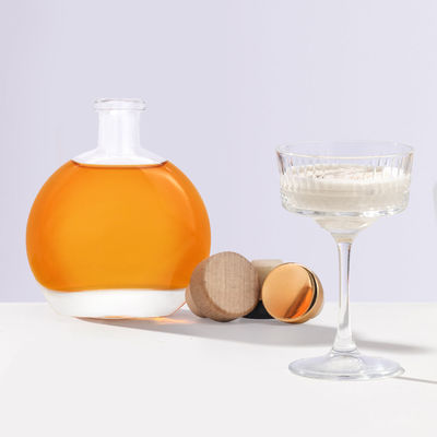 500ml 조각 된 유리 병은 독특한 모양의 룸 진과 브랜디 스피릿을 위해